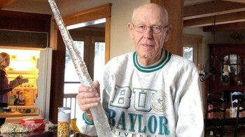 Kakek saya menemukan potongan es yang sangat besar dan panjang Foto: Brightside