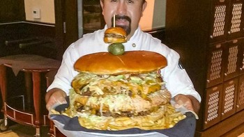 Perbandingan burger besar dan burger ukuran biasa. Foto: Brightside