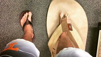 Wow besar sekali sendal ini. Foto: Brightside