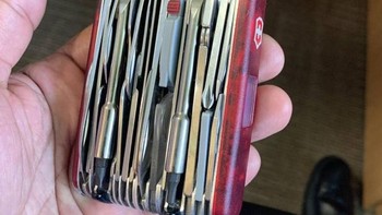 Saya menemukan pisau Swiss Army yang besar di laci meja Foto: Brightside