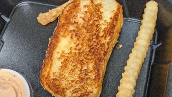 Kentang goreng yang super panjang, roti sebagai ukuran bandingannya Foto: Brightside