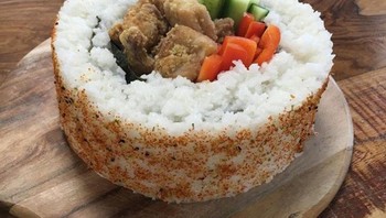 Ini adalah ulang tahun teman saya, dan ia sangat menyukai sushi ayam yagn pedas. Jadi saya membuatnya dengan ukuran besar Foto: Brightside