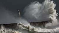 Gelombang besar menghantam tembok laut di Porthcawl, Wales selatan, Inggris, Selasa (25/8/2020) waktu setempat. Getty Images/Dan Kitwood  