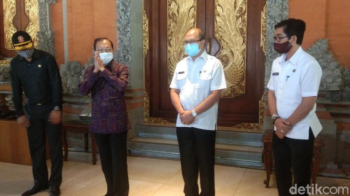 Gubernur Bali, I Wayan Koster tunda kedatangan turis September