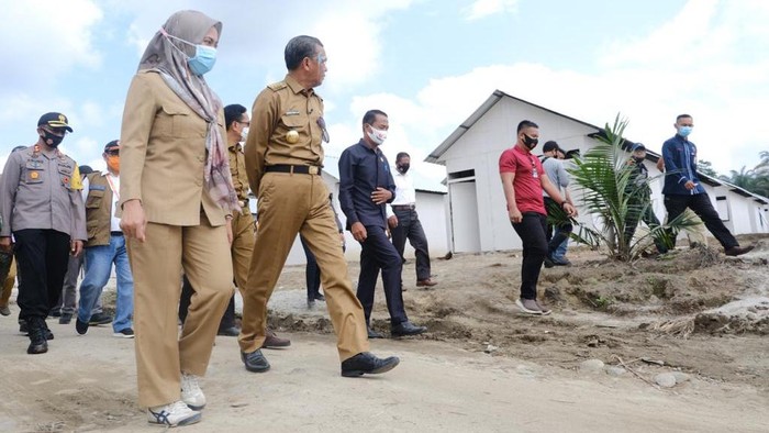 Gubernur Sulsel Nurdin Abdullah bersama Bupati Luwu Utara Indah Putri Indriani meninjau hunian sementara untuk korban banjir bandang Masamba (dok. Istimewa).