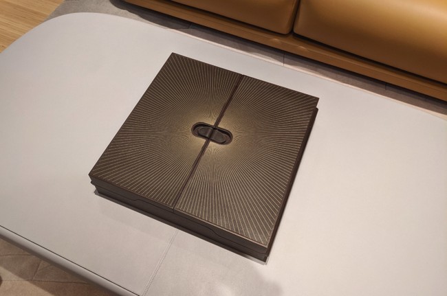 Mahjong biasanya berwarna putih-hijau dengan simbol warna hitam atau merah. Tapi untuk set mahjong a la Hermes, permainan ini hadir lebih stylish menggunakan material kayu palissander dengan palet cokelat gelap. Foto: Hermes, Twitter/KanemitsuMidori