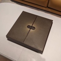 Mahjong biasanya berwarna putih-hijau dengan simbol warna hitam atau merah. Tapi untuk set mahjong a la Hermes, permainan ini hadir lebih stylish menggunakan material kayu palissander dengan palet cokelat gelap. Foto: Hermes, Twitter/KanemitsuMidori