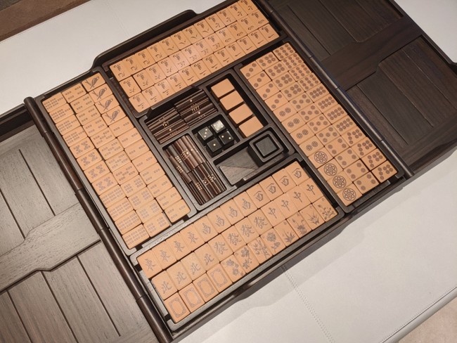 Mahjong adalah permainan kuno yang sudah eksis sejak dinasti Qing di China. Popularitas permaianan pengasah otak ini pun meluas, tak hanya di China dan Asia, tapi seluruh dunia. Foto: Hermes, Twitter/KanemitsuMidori