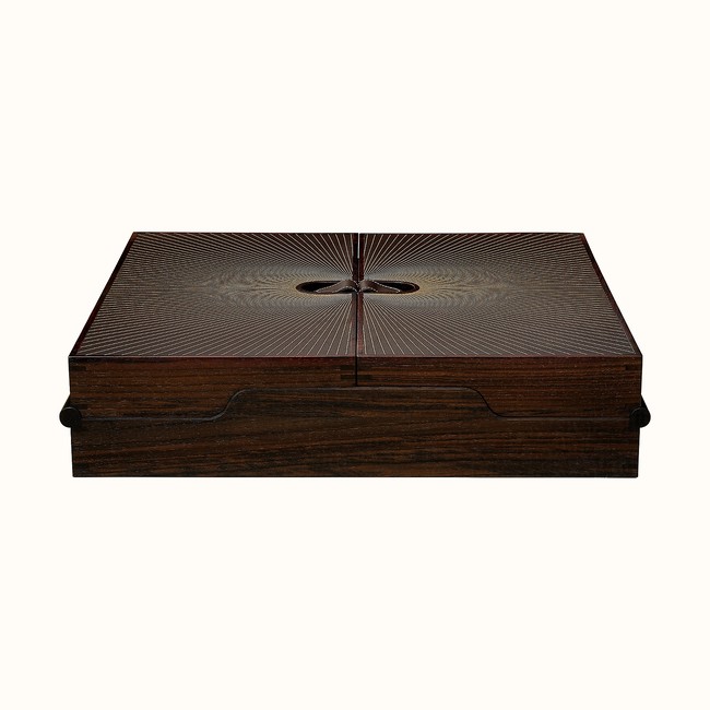 Set permainan mahjong dikemas dalam kotak berwarna oranye khas Hermes dan dihias dengan pita cokelat Bolduc ikonik. Foto: Hermes, Twitter/KanemitsuMidori