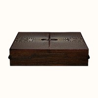 Set permainan mahjong dikemas dalam kotak berwarna oranye khas Hermes dan dihias dengan pita cokelat Bolduc ikonik. Foto: Hermes, Twitter/KanemitsuMidori