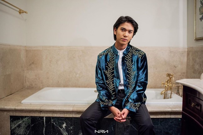 Sejak 2019, tampaknya Iqbaal Ramadhan mulai nyaman dengan gaya rambut gondrong. Foto: Instagram @iqbaal.e