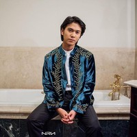 Sejak 2019, tampaknya Iqbaal Ramadhan mulai nyaman dengan gaya rambut gondrong. Foto: Instagram @iqbaal.e