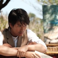 Untuk film Bumi Manusia, Iqbaal Ramadhan tidak banyak mengubah rambutnya hanya tampak lebih panjang. Foto: Instagram @iqbaal.e