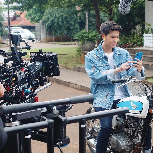 Setelahnya ia menerapkan potongan serupa yang lebih pendek ketika syuting sebuah iklan berkonsep Dilan. Foto: Instagram @iqbaal.e