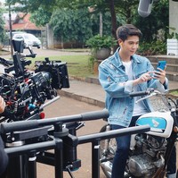 Setelahnya ia menerapkan potongan serupa yang lebih pendek ketika syuting sebuah iklan berkonsep Dilan. Foto: Instagram @iqbaal.e