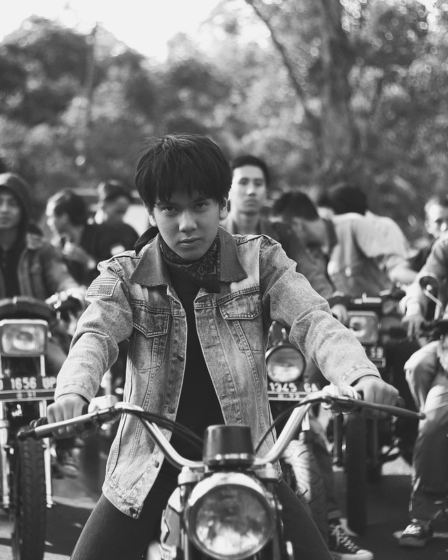 Saat memerankan karakter ikoniknya dalam Dilan 1990, Iqbaal mengandalkan gaya rambut pendek tapi panjang di bagian depan. Foto: Instagram @iqbaal.e