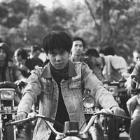Saat memerankan karakter ikoniknya dalam Dilan 1990, Iqbaal mengandalkan gaya rambut pendek tapi panjang di bagian depan. Foto: Instagram @iqbaal.e