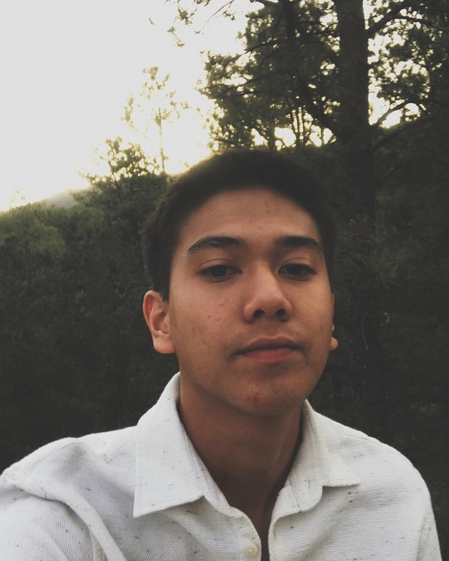 Saat masih remaja, Iqbaal mungkin lebih sering menerapkan gaya rambut pria yang cenderung klasik dan aman. Dalam foto di tahun 2018 ini, ia tampil dengan potongan rambut rapi.  Foto: Instagram @iqbaal.e