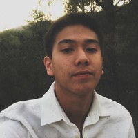 Saat masih remaja, Iqbaal mungkin lebih sering menerapkan gaya rambut pria yang cenderung klasik dan aman. Dalam foto di tahun 2018 ini, ia tampil dengan potongan rambut rapi.  Foto: Instagram @iqbaal.e