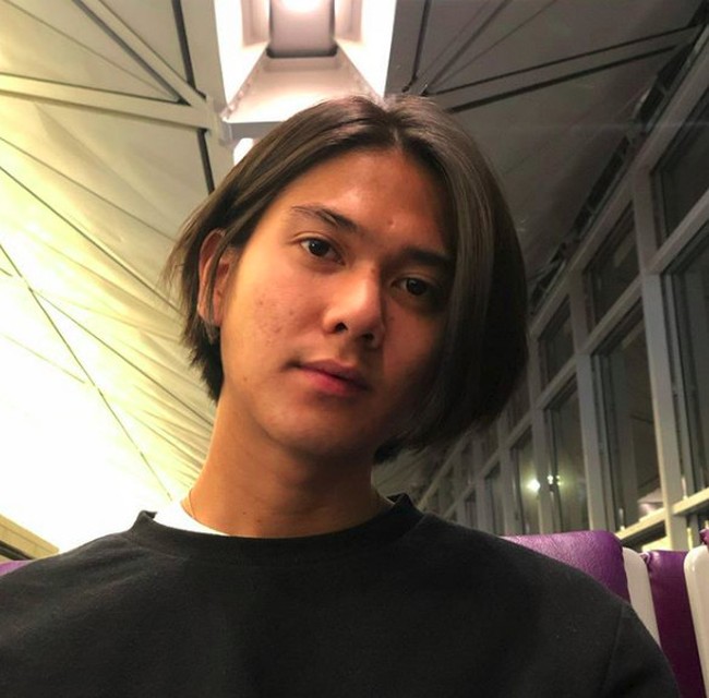 Sejumlah pria sering mencoba berbagai tatanan rambut untuk mencari pas atau sekadar ingin ganti penampilan. Iqbaal Ramadhan pun salah satu artis yang suka ganti gaya rambut, belakangan ia jadi perbincangan karena rambutnya gondrong. Dikatakan jika tampilan ini adalah untuk syuting film terbaru Ratu Ali & Ratu-Ratu. Foto: Instagram