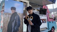 Seung Jo juga memiliki cukup banyak penggemar. Saat syuting, ia sempat mendapatkan kiriman food truck berupa minuman dan camilan berupa churros. Foto: Instagram @ssangear1004