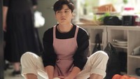 Dalam salah satu scene dramanya, Jang Seung Jo diharuskan mengupas beberapa bawang bombai. Ini pose lucu Jang Seung Jo yang terlihat keperihan mengupas bawang bombai. Foto: Instagram @ssangear1004