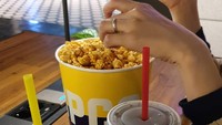 Aktor tampan ini ternyata sudah memiliki istri, baru-baru ini juga ia sempat memperlihatkan bagaimana sosok putrinya. Ini momennya saat sedang hang out bersama sang istri, mereka terlihat menikmati minuman bersoda dan popcorn karamel. Foto: Instagram @ssangear1004