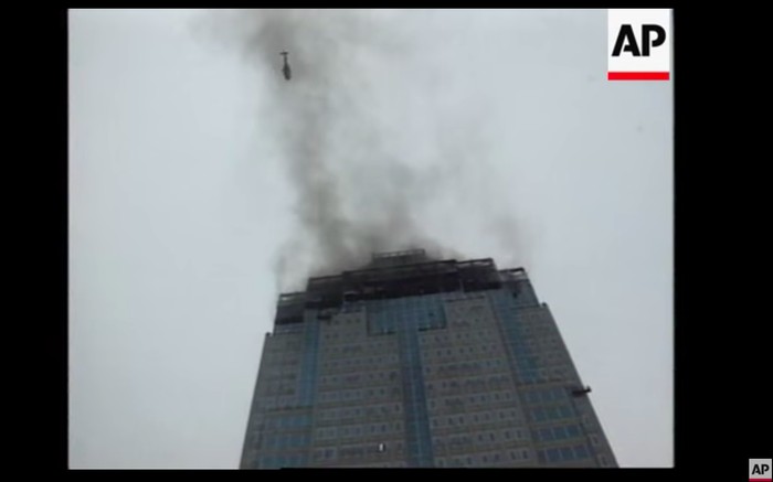 Kebakaran di Gedung BI, 8 Desember 1997. (Tangkapan layar video Associated Press/AP)