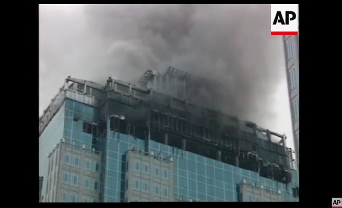 Kebakaran di Gedung BI, 8 Desember 1997. (Tangkapan layar video Associated Press/AP)