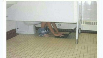 Sungguh desainer grafis yang sangat berdedikasi demi memenuhi keinginan klien. Foto: istimewa