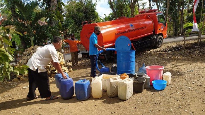 Enam desa di Tulungagung mengalami kekeringan. Badan Penanggulangan Bencana Daerah (BPBD) Tulungagung sudah mengirimkan bantuan air bersih.