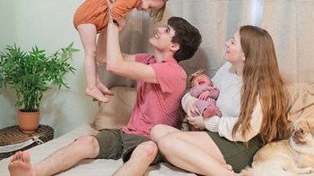 Pasangan ini telah dikaruniai dua orang anak yang masih belia. Aktivitas mereka kadang ditayangkan di akun YouTube mereka yang populer. Pasangan ini mengelola channel Cam & Fam yang sejauh ini sudah punya 1,3 juta subscriber. Foto: Instagram