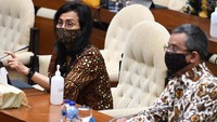 Menteri Keuangan Sri Mulyani (kiri) didampingi Wamenkeu Suahasil Nazara (kanan) mengikuti Rapat Kerja dengan Komisi XI di Kompleks Parlemen Senayan, Jakarta, Rabu (26/8/2020).