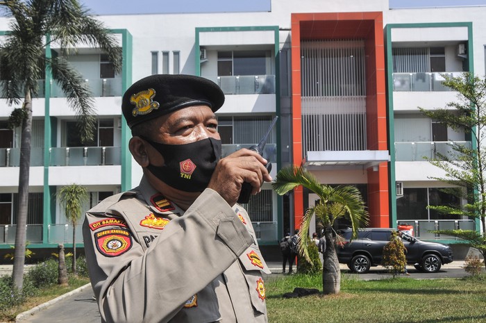 Petugas menyemprotkan cairan disinfektan ke mobil yang digunakan untuk membawa pasien COVID-19 di Badan Pelatihan Kesehatan (Bapelkes), Cikarang, Kabupaten Bekasi, Jawa Barat, Rabu (26/8/2020). Menurut data Dinas Kesehatan Kabupaten Bekasi sebanyak 242 karyawan salah satu pabrik di kawasan MM 2100 itu terdeteksi positif COVID-19. ANTARA FOTO/ Fakhri Hermansyah/aww.