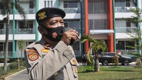Petugas kepolisian berjaga di lokasi karantina pasien COVID-19 di Badan Pelatihan Kesehatan (Bapelkes), Cikarang, Kabupaten Bekasi, Jawa Barat, Rabu (26/8/2020).