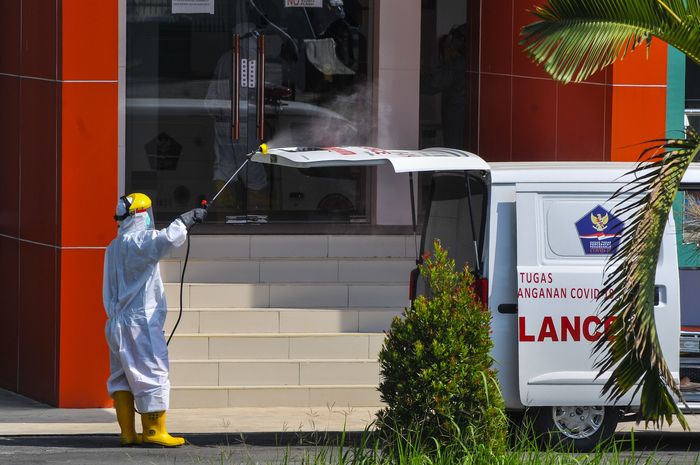 LOKASI KARANTINA KARYAWAN PABRIK TERPAPAR COVID-19 Petugas menyemprotkan cairan disinfektan ke mobil yang digunakan untuk membawa pasien COVID-19 di Badan Pelatihan Kesehatan (Bapelkes), Cikarang, Kabupaten Bekasi, Jawa Barat, Rabu (26/8/2020). Menurut data Dinas Kesehatan Kabupaten Bekasi sebanyak 242 karyawan salah satu pabrik di kawasan MM 2100 itu terdeteksi positif COVID-19. ANTARA FOTO/ Fakhri Hermansyah/aww.