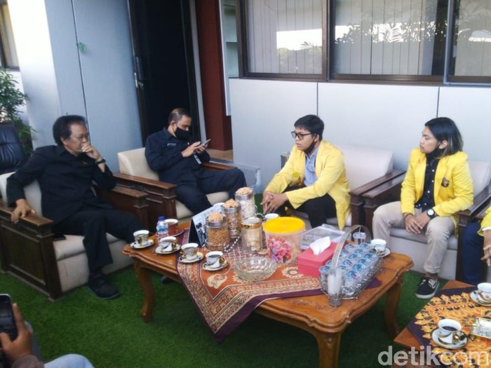 Mahasiswa Unnes yang adukan Mendikbud Nadiem Makarim ke Komnas HAM datangi DPRD Jateng, Semarang, Rabu (26/8/2020).