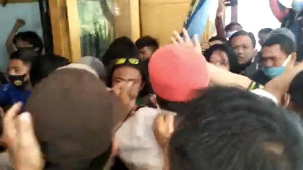 Massa aksi dan aparat keamanan terlibat saling dorong.