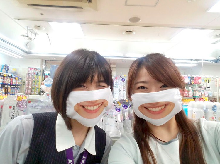  Masker Senyum  Pegawai di Jepang Ini Bikin Netizen Kagum