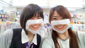 Solusi banget buat mereka yang merasa sedih karena tidak bisa memberikan senyuman dikarenakan penggunaan masker. Foto: Takeya.co.jp via Bored Panda