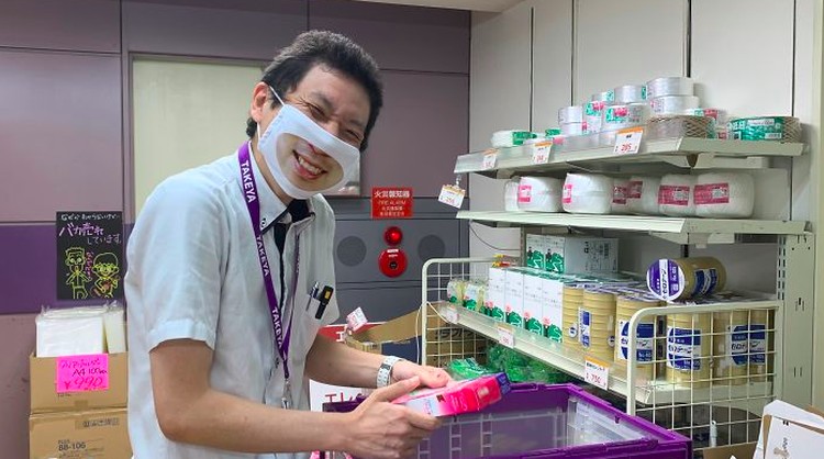 Masker Senyum Takeya.co.jp via Bored Panda