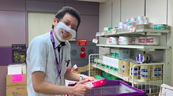 Masker ini sepertinya berhasil memberikan efek ramah dengan menampilkan senyum manis dari para pegawai. Foto: Takeya.co.jp via Bored Panda