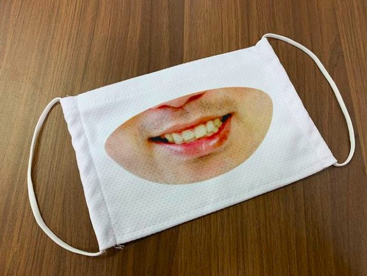 Masker Senyum Takeya.co.jp via Bored Panda