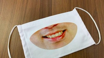 Karena pandemi telah menjadikan normal dalam penggunaan masker, kami meluncurkan kampanye senyuman untuk menunjukkan bagaimana kami masih ingin memberikan Anda senyuman melalui masker, tulisnya. Foto: Takeya.co.jp via Bored Panda