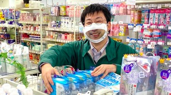 Pegawai di sebuah toko di Jepang, Takeya, memakai masker yang unik -- berbentuk senyuman. Foto: Takeya.co.jp via Bored Panda