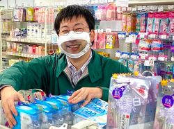 Masker Senyum Pegawai di Jepang Ini Bikin Netizen Kagum