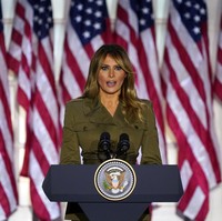 Ibu Negara AS Melania Trump ikut ambil bagian di Konvensi Nasional Partai Republik 2020. Mengandalkan gaya military chic, Melania berusaha merebut hati rakyat AS dengan pidatonya yang mengundang pujian agar suaminya terpilih kembali sebagai presiden AS. (Foto: AP/Evan Vucci)