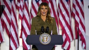 Foto: Gaya Militer Melania Trump saat Pidato, Disebut Mirip Fidel Castro