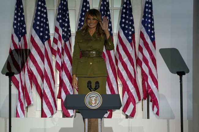 Melania lalu memadukannya dengan rok pensil senada yang elegan. Tidak ketinggalan, oversized belt, juga dalam warna yang sama, untuk sentuhan yang lebih edgy. Lalu heels berwarna tembaga yang mengilap menopang kaki jenjangnya ikut menyempurnakan gaya perempuan asal Slovenia itu. (Foto: AP/Evan Vucci)