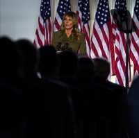 Terlepas dari itu, apa yang Melania sampaikan di Konvensi boleh dibilang sukses menggugah hati rakyat AS, bahkan di kalangan oposisi sekalipun. Melania mengawali pidatonya dengan berbicara soal COVID-19 dan menyampaikan ucapan bela sungkawa kepada keluarga korban. Topik ini kurang mendapat porsi lebih oleh di pidato pembicara lainnya di acara tersebut. Padahal, virus Corona telah membunuh 178 ribu orang di AS, menjadikannya salah satu negara dengan kasus COVID-19 terparah di dunia. (Foto: AP/Evan Vucci)